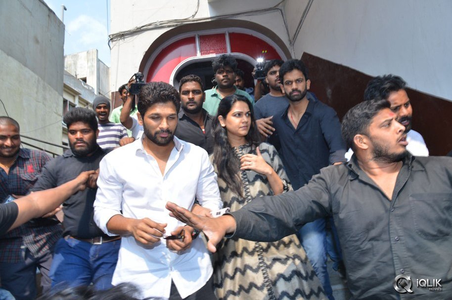 Allu-Arjun-at-Khaidi-No-150-Movie-Screening